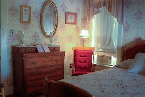 Inn of the Six-Toed Cat