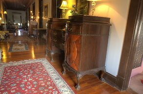 Inn of the Six-Toed Cat