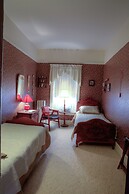 Inn of the Six-Toed Cat