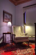 Inn of the Six-Toed Cat