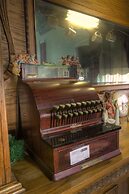 Inn of the Six-Toed Cat