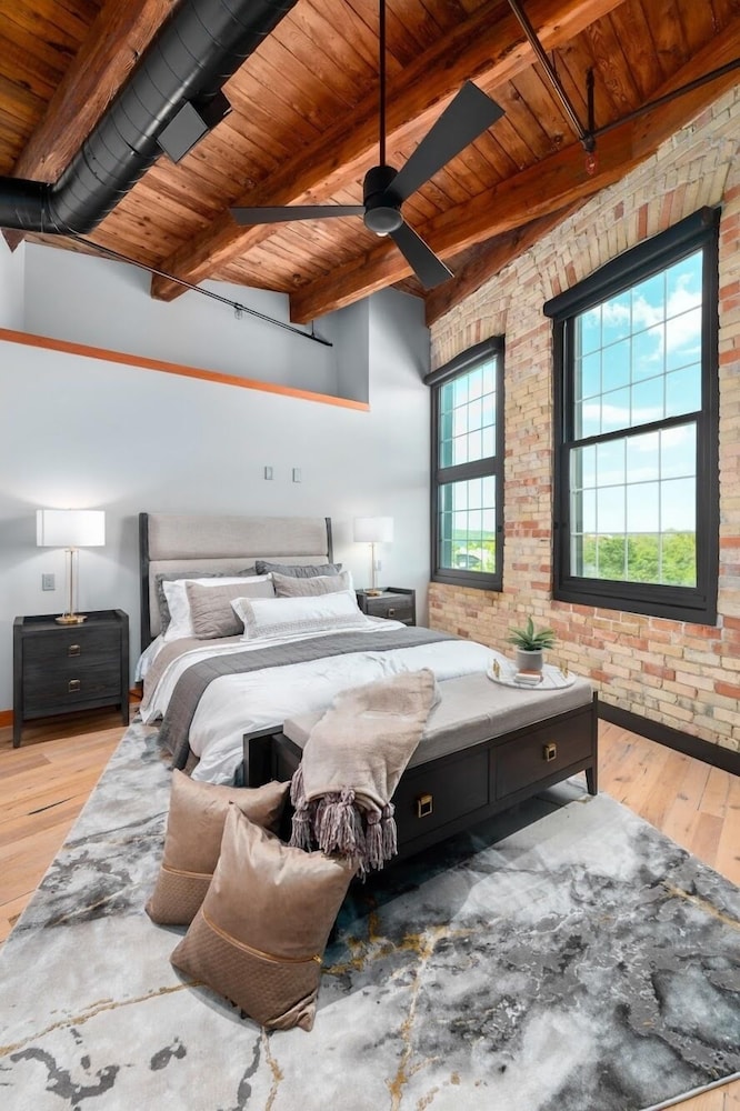 Exquisite 3BDR Penthouse in Downtown TC
