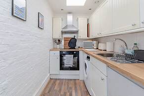 Central & Charmingly Curated 1BD Wifi Fulham