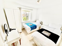 Stunning 3-bed House in the Heartreading