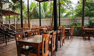 Fabhotel Morjim Cottages