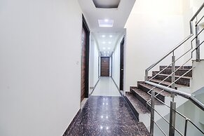 Fabhotel Empire Suites