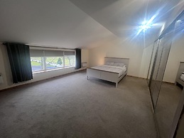 Captivating 2 Bed Apartment in Newhouse
