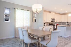 Rare!lake Front Pool/spa, Close To Clubhouse-1691c 6 Bedroom Home