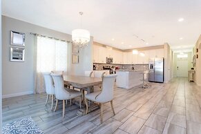 Rare!lake Front Pool/spa, Close To Clubhouse-1691c 6 Bedroom Home