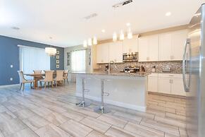 Rare!lake Front Pool/spa, Close To Clubhouse-1691c 6 Bedroom Home