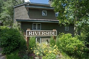 Riverside A03 2 Bedroom Condo by RedAwning