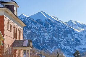 Ajax Loft 1 Bedroom Apts by RedAwning