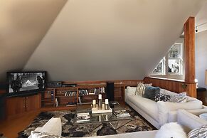 Ajax Loft 1 Bedroom Apts by RedAwning