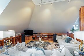 Ajax Loft 1 Bedroom Apts by RedAwning