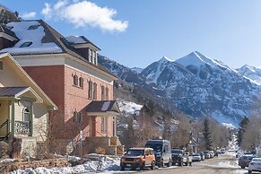 Ajax Loft 1 Bedroom Apts by RedAwning