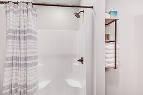 Mountain-view Home in Stoneham w/ Hot Yoga Studio!