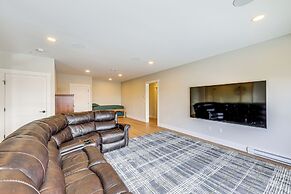 Mountain-view Home in Stoneham w/ Hot Yoga Studio!