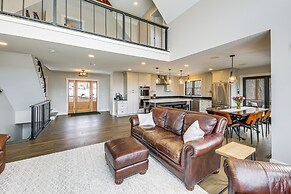 Mountain-view Home in Stoneham w/ Hot Yoga Studio!