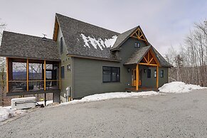 Mountain-view Home in Stoneham w/ Hot Yoga Studio!