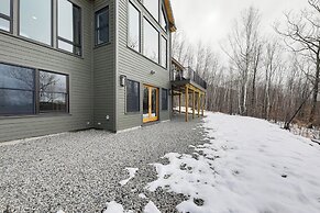 Mountain-view Home in Stoneham w/ Hot Yoga Studio!