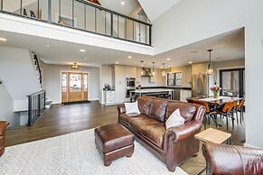 Mountain-view Home in Stoneham w/ Hot Yoga Studio!