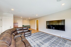 Mountain-view Home in Stoneham w/ Hot Yoga Studio!