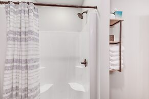 Mountain-view Home in Stoneham w/ Hot Yoga Studio!