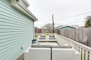 4 Mi to Moody Gardens: Galveston Home w/ Grill