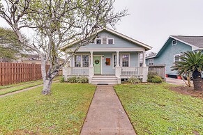 4 Mi to Moody Gardens: Galveston Home w/ Grill