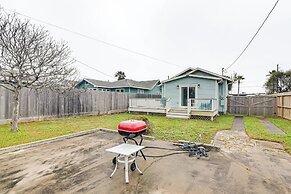 4 Mi to Moody Gardens: Galveston Home w/ Grill