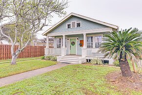 4 Mi to Moody Gardens: Galveston Home w/ Grill