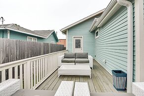 4 Mi to Moody Gardens: Galveston Home w/ Grill