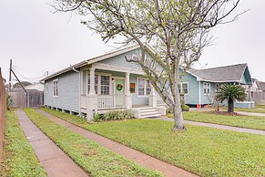 4 Mi to Moody Gardens: Galveston Home w/ Grill
