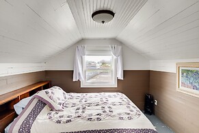 'blackberry Cottage' w/ Yard Near Westport & Beach