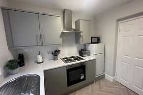 Apartment - Sleeps 3 - Pet Friendly - Parking