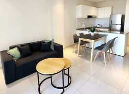 Apartament central with river views pool
