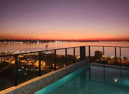 Apartament central with river views pool