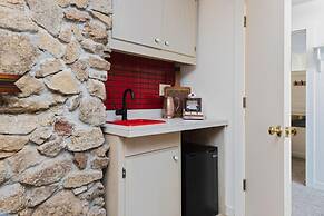 Wintergreen Retreat Jacuzzi Sauna dog Friendly