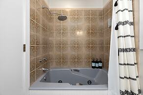 Wintergreen Retreat Jacuzzi Sauna dog Friendly