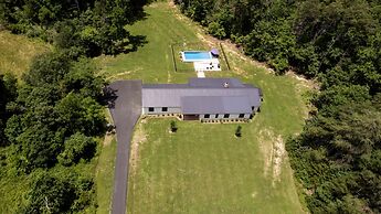 Oasis Near Charlottesville With Pool Grill