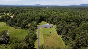 Oasis Near Charlottesville With Pool Grill