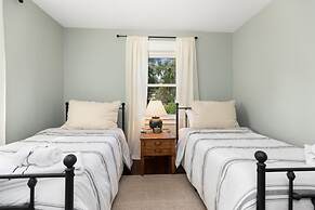 Cheerful 3 Bedroom Home Walk to UVA Stadium