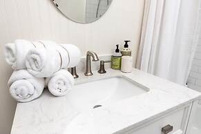 Cheerful 3 Bedroom Home Walk to UVA Stadium