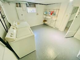 Cheerful 3 Bedroom Home Walk to UVA Stadium