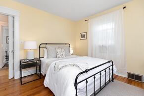 Cheerful 3 Bedroom Home Walk to UVA Stadium