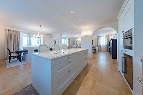 Luxury Lakefront Catullo with pool