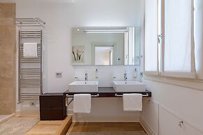 Luxury Lakefront Catullo with pool