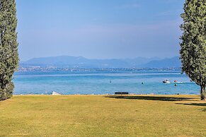 Luxury Lakefront Catullo with pool