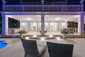 Luxury Lakefront Catullo with pool