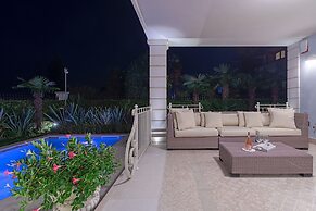 Luxury Lakefront Catullo with pool